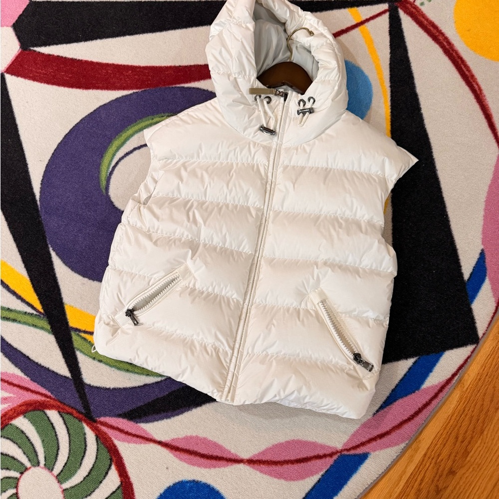 Bogner Quilted Down Vest with Hood – White

Size S (EU 36 / US 6)